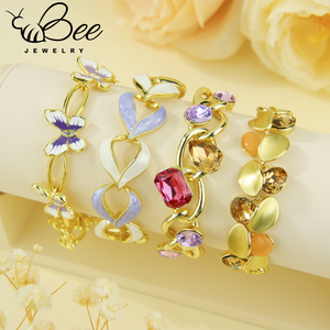 Exclusivo y Elegante Brazalete de Cristal Color Latón para Mujer, Chapado en Oro de 14k, con Forma de Corazón y Mariposa, Esmaltado, Hecho a Mano - Product Image 4