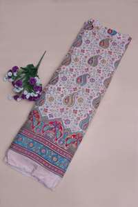 Tela Crepé Natural Blanca con Estampado Floral Paisley y Borde Ornamental de Pavo Real para Confección de Vestidos Kurti Étnicos - Product Image 5