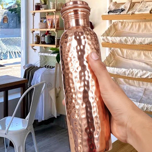 Bouteille en cuivre pour une pause d'hydratation au déjeuner, contribuant à maintenir une consommation d'eau régulière lors d'une journée chargée. - Product Image 1