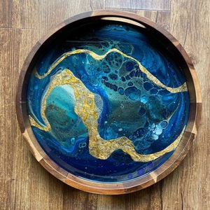 Bandeja Decorativa Redonda de Madera con Arte Abstracto en Resina Azul y Dorado, Diseño Contemporáneo, Pieza Única - Product Image 1