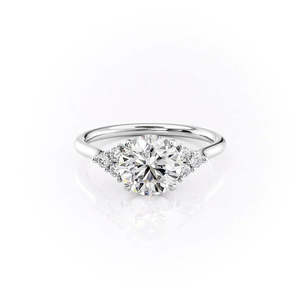 Anillo de Compromiso de Moissanita con Corte Redondo en Oro Amarillo con Tres Piedras Decorativas y Montura Clásica Solitaria - Product Image 3