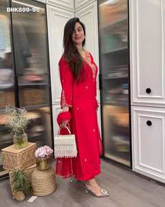 Hermoso conjunto de Kurti, pantalón y dupatta de seda romana de alta calidad con bordado en el cuello, de un proveedor de ropa étnica de la India. - Product Image 6