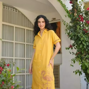 ชุดเดรสทรงเอผ้าฝ้ายสีเหลืองลายฟลามิงโกสำหรับผู้หญิง เนื้อผ้าระบายอากาศได้ดี เหมาะสำหรับโอกาสฤดูร้อน - Product Image 1