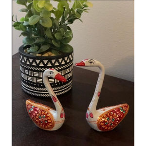 Hamsa Harmony Art Deco, paire de cygnes peints à la main pour Diwali et mariage - Product Image 1