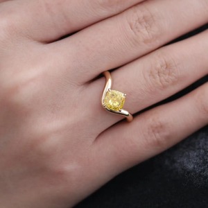 Anillo de Diamante Amarillo de Corte Cojín, Cultivado en Laboratorio, con Engaste de Garras en Oro Amarillo de 14K, Joyería Fina para Mujer - Product Image 4