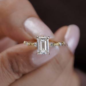 แหวนหมั้นเพชรโมอิสเจียระไนสีมรกตขนาด14K แหวนทองด้านข้างทรงกลมตัดระยะสำหรับงานแต่งงานหรือของขวัญ - Product Image 1