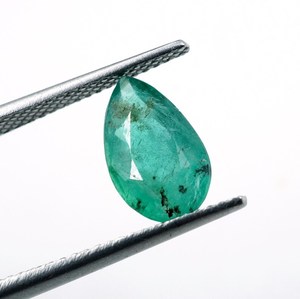 HAYAAT GEMS Esmeralda Zambiana de 1.70ct, Corte Esmeralda Verde, Facetada en Forma de Pera, 10.5x6.4x4.5MM para Joyería - Product Image 1