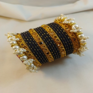 Ensemble de bracelets rouges et dorés sertis de strass étincelants pour femmes - Product Image 4