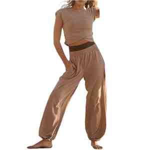 Conjunto Casual de 2 Piezas Tejido para Mujer en Oferta: Top Corto sin Mangas con Dobladillo Trenzado y Pantalones Sueltos de Color Liso con Bolsillos - Product Image 1