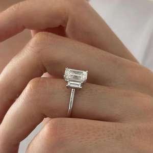 แหวนสามเม็ดเพชรทรงเหลี่ยมและทรงบาแกตต์ 3 กะรัต มรกตสีเขียว F VVS2 ทองคำขาว 14k 18k แบบฝังเรียบ แหวนทริโลจี รับรองโดย IGI - Product Image 3
