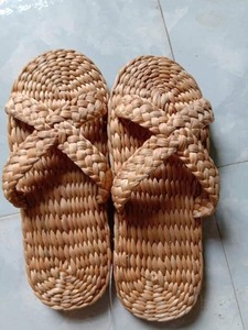 Chaussures de plage écologiques en jacinthe d'eau tressée à la main, prix compétitif, matériau naturel, pour l'exportation - Product Image 3