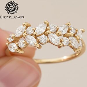 Bague de Fiançailles Romantique pour Femme en Argent Plaqué Or 18K avec Moissanite Taille Coussin et Grappe de Fleurs Sertie à Griffes - Collection Charm Jewels - Product Image 3