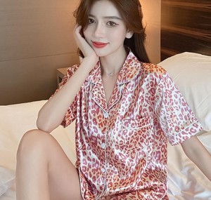 Conjunto de Pijama de Satén con Estampado de Leopardo de Manga Corta para Mujer, 2 Piezas, Ropa de Dormir Elegante de Verano, Cuello Camisero, Cierre de Botones, Tela Suave - Product Image 1