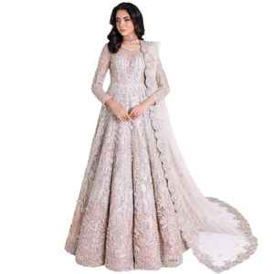 Vestido de novia de moda con cintura adornada con cuentas brillantes, falda de tul en capas y escote romántico tipo corazón para la novia. - Product Image 1