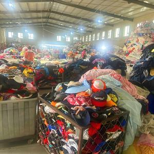 Vêtements et vestes de marque d'occasion en gros, lots en vrac de seconde main avec jeans et hauts, prix bas, stocks importants disponibles - Product Image 6