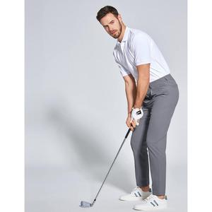 Pantalones deportivos plisados de golf para hombre en gris carbón con tela elástica en cuatro direcciones que absorbe el sudor, ideales para pickleball, pádel, tenis y entrenamiento. - Product Image 3