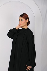 Abaya noire à manches longues pour femmes musulmanes, col rond, longueur au sol, coupe modeste et dentelle décorative pour une tenue élégante et discrète. - Product Image 2