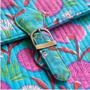 Housse pour ordinateur portable en coton matelassé, faite à la main, avec bandoulière et fermeture éclair, idéale pour le shopping (Origine Rajasthan) - Product Image 3