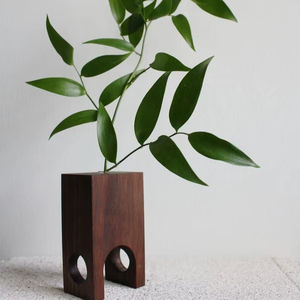 Jarrón de flores artístico de madera, el más vendido, para interiores de diseño con patrones tallados únicos y acabado de primera calidad. - Product Image 1