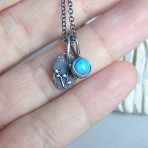 Pendentif délicat en turquoise bleue, breloque botanique printanière, ensemble de bijoux en argent sterling pour fiançailles et anniversaire, fait main - Product Image 6