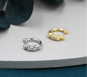 Pendiente de Oreja Minimalista de Ópalo Blanco en Plata de Ley, Plata o Oro, Sin Perforación, Pendiente de Oreja de Ópalo de Fuego - Product Image 2