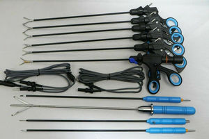 Ensemble de 29 instruments chirurgicaux laparoscopiques réutilisables en acier et plastique, comprenant pince, cuillère, écarteur en éventail, par Mahfooz Instruments - Product Image 2