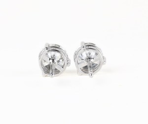 OM GEMS Paire de clous d'oreilles en diamant de laboratoire, clous Martini à 3 griffes, en or 14K, pour femme, solitaires, vente en gros - Product Image 1