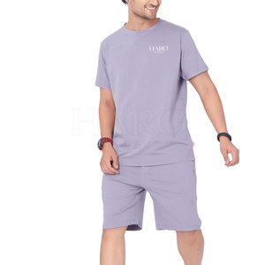 Conjunto de camiseta y pantalones cortos de moda urbana para verano, cómodo y con estilo para uso casual y actividades al aire libre. - Product Image 3