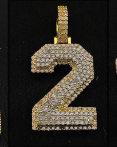 จี้เพชรโมอิสซาไนต์ทรงฮิปฮอปสุดหรู เงินแท้ 925 ประดับเพชร VVS รูปเลขนำโชค พร้อมจี้อักษรย่อแบบกำหนดเองได้ สำหรับทั้งชายและหญิง - Product Image 1