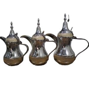 Cafetera de cobre y latón de Metal indio de estilo moderno Dallah con acabado dorado en relieve, último recuerdo para uso en el hogar y el restaurante - Product Image 1