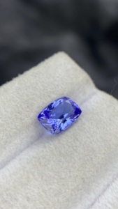 Pierre naturelle certifiée Tanzanite, taille coussin longue, avec une couleur et un éclat excellents, Zoisite naturelle, 1,76 carat, clarté œil-de-chat - Product Image 4