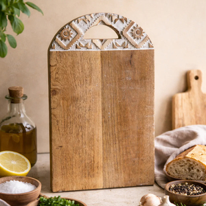 Exquisita Tabla de Cortar de Madera de Nogal con Intrincado Detalle de Asa Arqueada Tallada a Mano y Acabado con Detalles en Blanco Lavado - Product Image 1