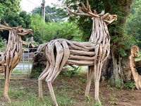 Sculpture d'éléphant Art Déco en bois flotté de teck thaïlandais écologique pour la décoration intérieure et les célébrations de Bar Mitzvah par NINNET Thaïlande