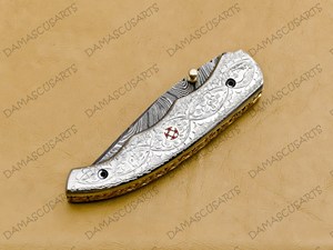Herramienta Plegable de Acero de Damasco Hecha a Mano OEM con Mango de Metal Grabado, Pin de Mosaico, Revestimientos Decorativos de Latón y Afilado - Product Image 3