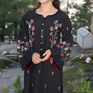 Vente en gros de robes traditionnelles royales bohèmes pakistanaises et indiennes pour femmes, en polyester, avec dentelle et motifs brodés, longueur genou - Product Image 6