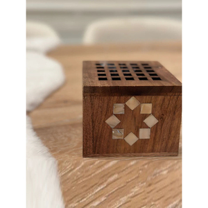 Caja de incienso de madera con incrustaciones geométricas y tapa con aberturas para fragancia y decoración tradicional del hogar - Product Image 5
