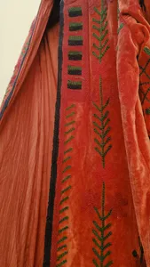 Elegante Chaqueta Larga de Terciopelo Naranja Bordada con Diseño Geométrico, Estilo Bohemio, Cuello Alto, Estilo Étnico, Ropa de Invierno - Product Image 3