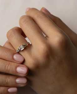 Bague moderne à cinq pierres en diamant de laboratoire taille coussin 1,00 carat, style « Old Mine », en or massif 14 carats, bijou raffiné pour occasions spéciales - Product Image 4