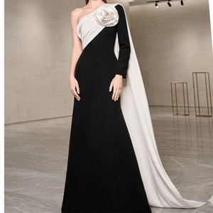 Vestido Arquitectónico Rosa Monocromático: Este llamativo vestido largo hasta el suelo con diseño vanguardista y minimalismo moderno. - Product Image 3