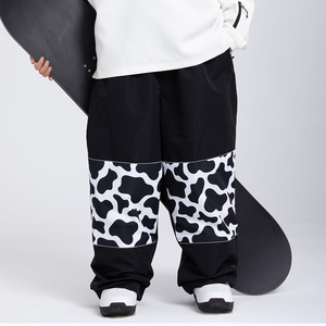 Pantalones de Snowboard Impermeables para Hombre, Estampado de Vaca, Corte Holgado, Color Negro y Blanco, Pantalones Cargo de Poliéster con Cierre de Cremallera - Product Image 1