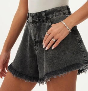 Shorts pour femmes coupe ample, ourlet effiloché, style boyfriend, décontracté d'été, en tissu de coton délavé - Product Image 3