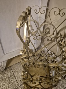 Porte-parapluie finition or premium avec design luxueux, idéal pour les halls d'hôtel, les bureaux, les réceptions et les intérieurs de cafés, provenant d'Inde. - Product Image 5