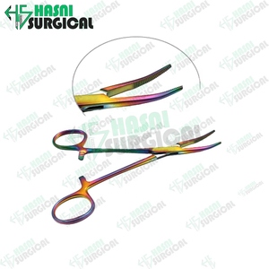 คีมคีลลี่เฮมอสแตท ไทเทเนียมคุณภาพสูง หลายสีรุ้ง ขนาด 5.5 นิ้ว ได้รับการรับรองมาตรฐาน CE ระดับ Class III โดย HS พร้อมโลโก้สั่งทำพิเศษ ผลิตในประเทศปากีสถาน - Product Image 1