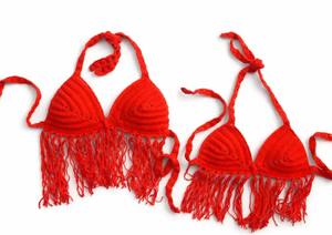 เสื้อบิกินี่โครเชต์สีแดงทำมือ แต่งชายครุย พร้อมฟองน้ำเสริมทรงแบบผูกคอ - Product Image 2