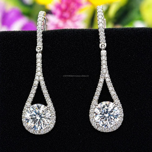 Pendientes de Diamantes Cultivados en Laboratorio con Corte Redondo y Piedras Laterales en Oro Blanco, Pendientes de Lujo para Mujer, Regalo de Aniversario de Bodas - Product Image 4