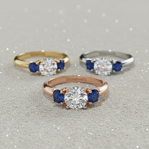 แหวนหมั้นเพชรทรงสามเม็ดจาก Stonewels Lab ประดับด้วยไพลินสีน้ำเงินด้านข้าง พร้อมใบรับรอง แหวนทองคำแท้แบบฝังหนามเตย - Product Image 4
