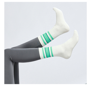 Chaussettes de sport personnalisées professionnelles pour la course à pied, le yoga, le basketball, séchage rapide, respirantes, écologiques, en spandex/polyester/coton pour l'automne - Product Image 5