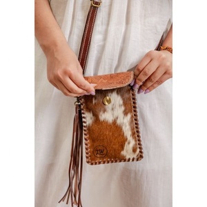 Bolso Bandolera de Cuero Genuino Estilo Vestido Hecho a Mano con Borlas, Funda de Teléfono Vintage de Verano con Grabado y Costuras Artesanales - Product Image 2