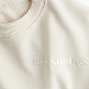 ปรับแต่งโลโก้และดีไซน์ของคุณเอง เสื้อพูลโอเวอร์สีแดงล้วน ประดับตกแต่ง - Product Image 6