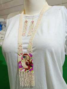 Ensemble de colliers élégants en perles de verre multicolores, adaptés aux tenues décontractées et aux présentoirs de boutiques de créateurs - Product Image 4